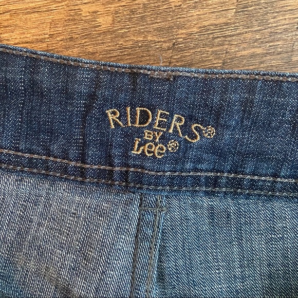 (CLOSET CLOSING FINAL SALE) Riders by Lee Jean Cuff Shorts - Picture 4 of 4